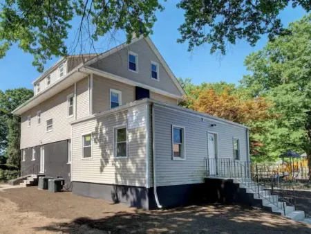 Comfy with Free Parking, 2 beds Near Airport, Park/Hospital!