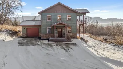 Alaskan White Christmas: Snow, Hot Tub & Magic! Hotels near Sunderland Ranch