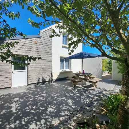 Holiday Home in Cléder near Amiets Beach Отели в г. Кледе