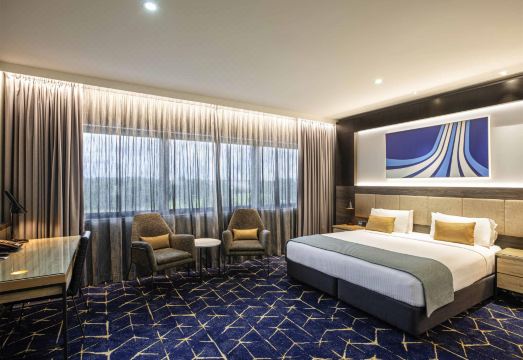 머큐어 시드니 리버풀의 야외 수영장