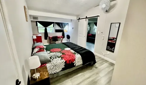 1 br 1 ba w/ Kitchenette, WiFi, AC in 33612 near Moffit Cancer USF Busch Gardens Hotels in University