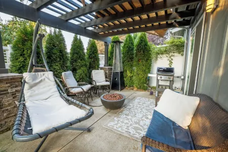 Ammon Place Getaway - Modern house, close to Centennial Trail and Riverstone!