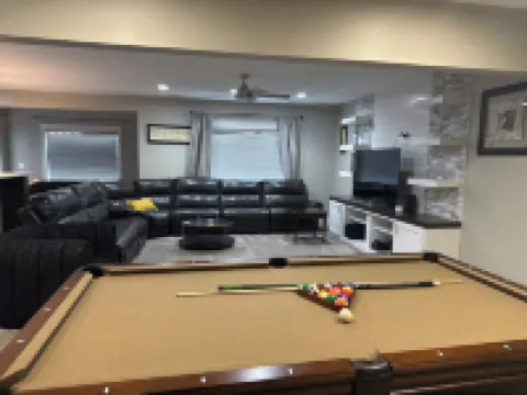 Convenient functional quiet 5 bedroom 3 bath home in Clive. Hotels in Clive