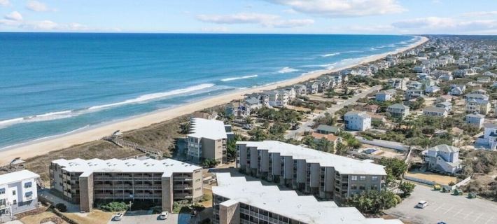 Ocean Views from a Wall of Windows & Your Own Private Balcony! Hoteles en Duck
