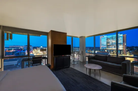 HotelVetro Iowa City, Tapestry Collection by Hilton