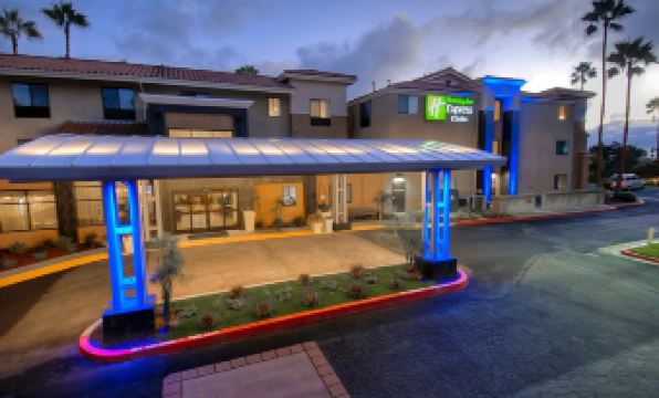 Holiday Inn Express & Suites CARLSBAD BEACH by IHG
