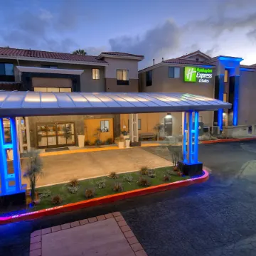 Holiday Inn Express & Suites CARLSBAD BEACH by IHG Отели рядом с достопримечательностью «Флауэр Филдс»