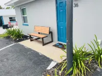 Cottage 36: Sunshine Suite - Waterfront Lodging in Downtown Tavares, FL Hotels in Lake County