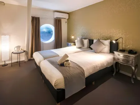 FLOATS by H2OTEL Отели рядом с достопримечательностью «Роттердамский университет Эразма»