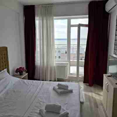 2 rooms apartment, max 4 persons, 30 meters far from the Beach and the Black Sea Rooms