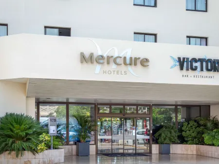 Hôtel Mercure Hyères Centre Отели в г. Йер