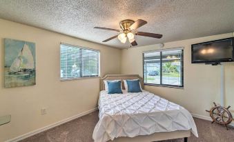 Bright Venice Home with Yard Less Than 4 Miles to Beach! - Housity
