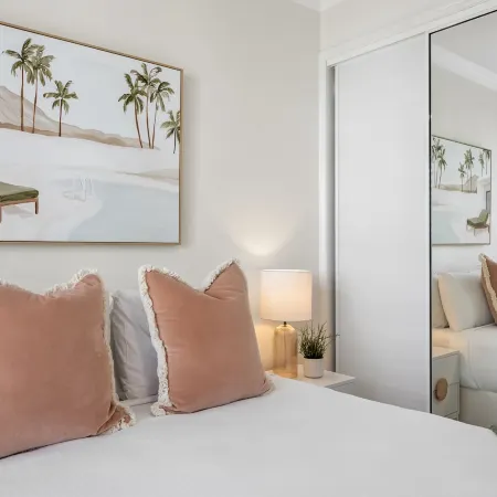 Bright 2-Bed Apartment with Stunning Ocean Views