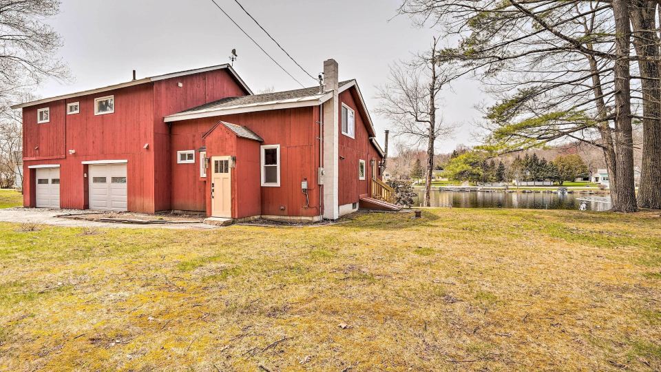 Cozy Castleton Cabin with Fire Pit and Water Access!