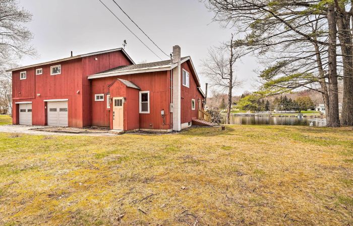 Cozy Castleton Cabin with Fire Pit and Water Access!