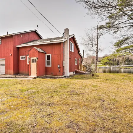 Cozy Castleton Cabin with Fire Pit and Water Access!