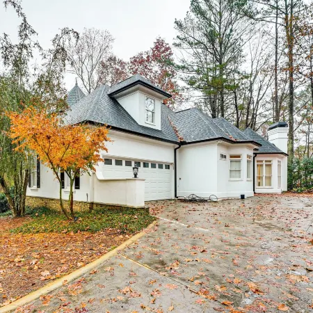 Tasteful Unit w/ Pool Table: 7 Mi to Lake Altoona!