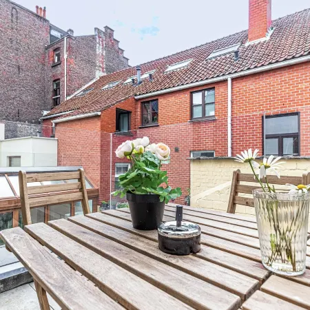 Modern 3BR Apt for 6 with Patio Ghent