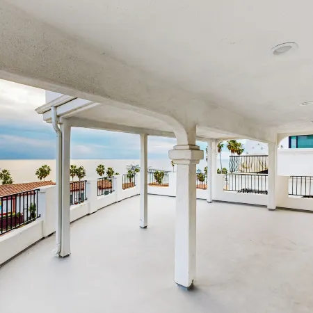 1BR Ocean-view Apt - Walk to Beach, Shops & Pier