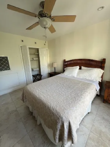 Perfectly located Condo in Frigate Bay. Hotels in 