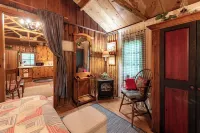 Quaint and cozy log  and knotty pine cabin close to lakes.