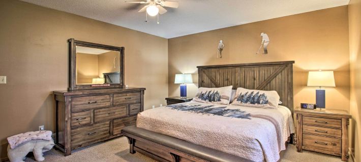 Cabin w/ Fire Pit & Movie Room, 1 Mi to Lake Hotéis em Breezy Point