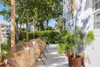 Lemon Branch Hotels near Miami Beach Bandshell
