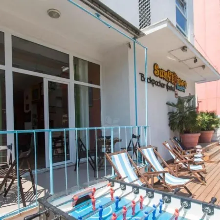 Sunflower Beach Backpacker Hostel & Bar