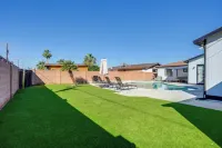 Relax Poolside Central Group Getaway in Mesa! - 3 estrellas