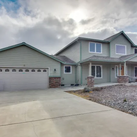 Spacious Bandon Getaway - 2 Blocks to Ocean!