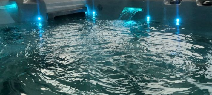 Private Hydro Pool, Double Bed TV, Bathroom - Other Areas Part Pvt & Shared Home ウィガンのホテル