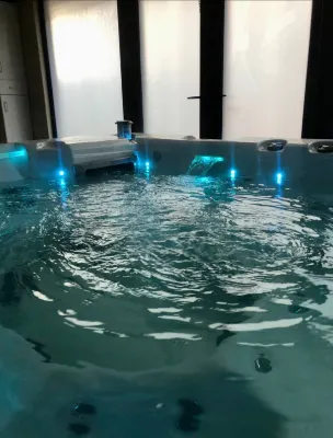 Private Hydro Pool, Double Bed TV, Bathroom - Other Areas Part Pvt & Shared Home - 3 ดาว