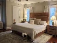 Beautiful home near Ocean Beach Park. โรงแรมในนิวลอนดอน