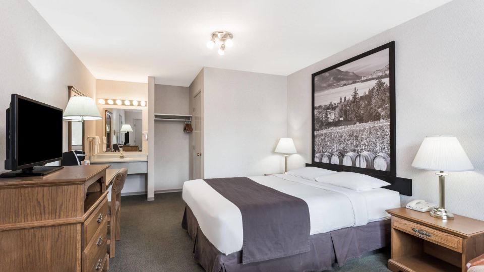 Super 8 by Wyndham Kelowna BC