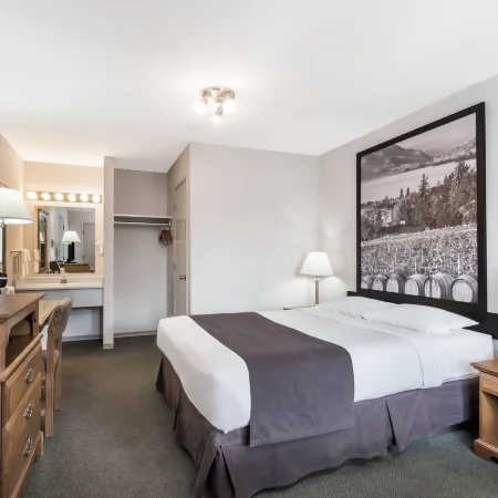 Super 8 by Wyndham Kelowna BC