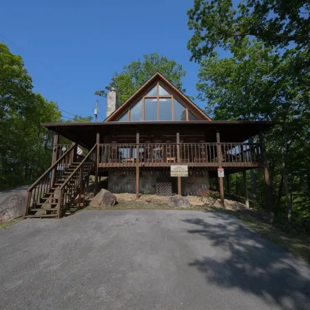 Cabin of Dreams – Bluff Mountain Views, Hot Tub & Wildlife