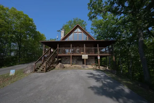 Cabin of Dreams – Bluff Mountain Views, Hot Tub & Wildlife