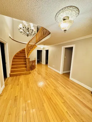 Luxury house 7 bdrms - near airport, sq 1, Private Backyard - balcony