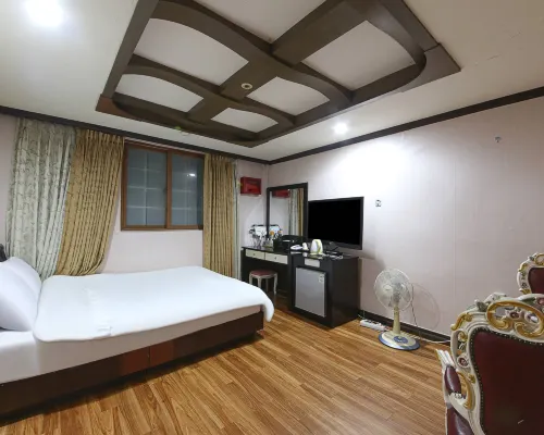 Chilgok Seokjeok Venus Hotels near Dodeogam Hermitage