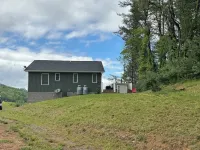 RiverView Cabin 2 Bedroom/1 Bath, Deck w/Hot Tub & Beautiful View/Fire Pit/Grill