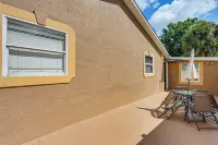 2 Mi to Public Pool! Cozy Naples Cottage w/ Patio - Homestays