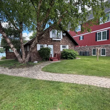 Charming 4-Bedroom Cottage on Fabulous Diamond Lake! Just Remodeled! WiFi & AC