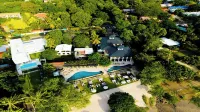 Vibrant 3-Bedroom Condo with Resort Amenities, Pools & Beach Club Access Hotels in 