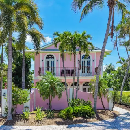 Waterfront Pink House with Private Dock & Pool Hotele w: Captiva