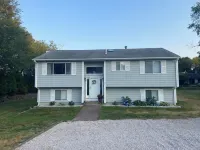 Spacious Summer Rental in Bonnet Shores/Narragansett, RI. Close to area beaches. - 2-Star