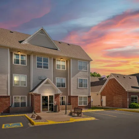 MainStay Suites Appleton Airport - Fox River Mall Area