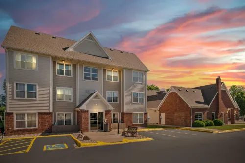 MainStay Suites Appleton Airport - Fox River Mall Area - parking