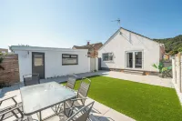 3-Beds Sleeps 6 Walking Distance to Castle & Town - parking