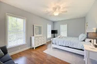 Dog-friendly, Lakefront Home With Private Dock, 2 Kayaks, Decks & Game Room - 4 tähden