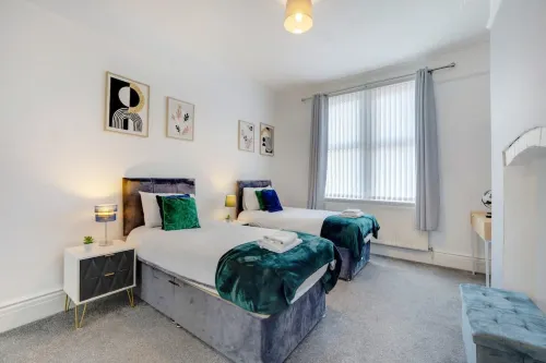 Family Three Bedroom Home Five Min Walk to Metro - Wifi